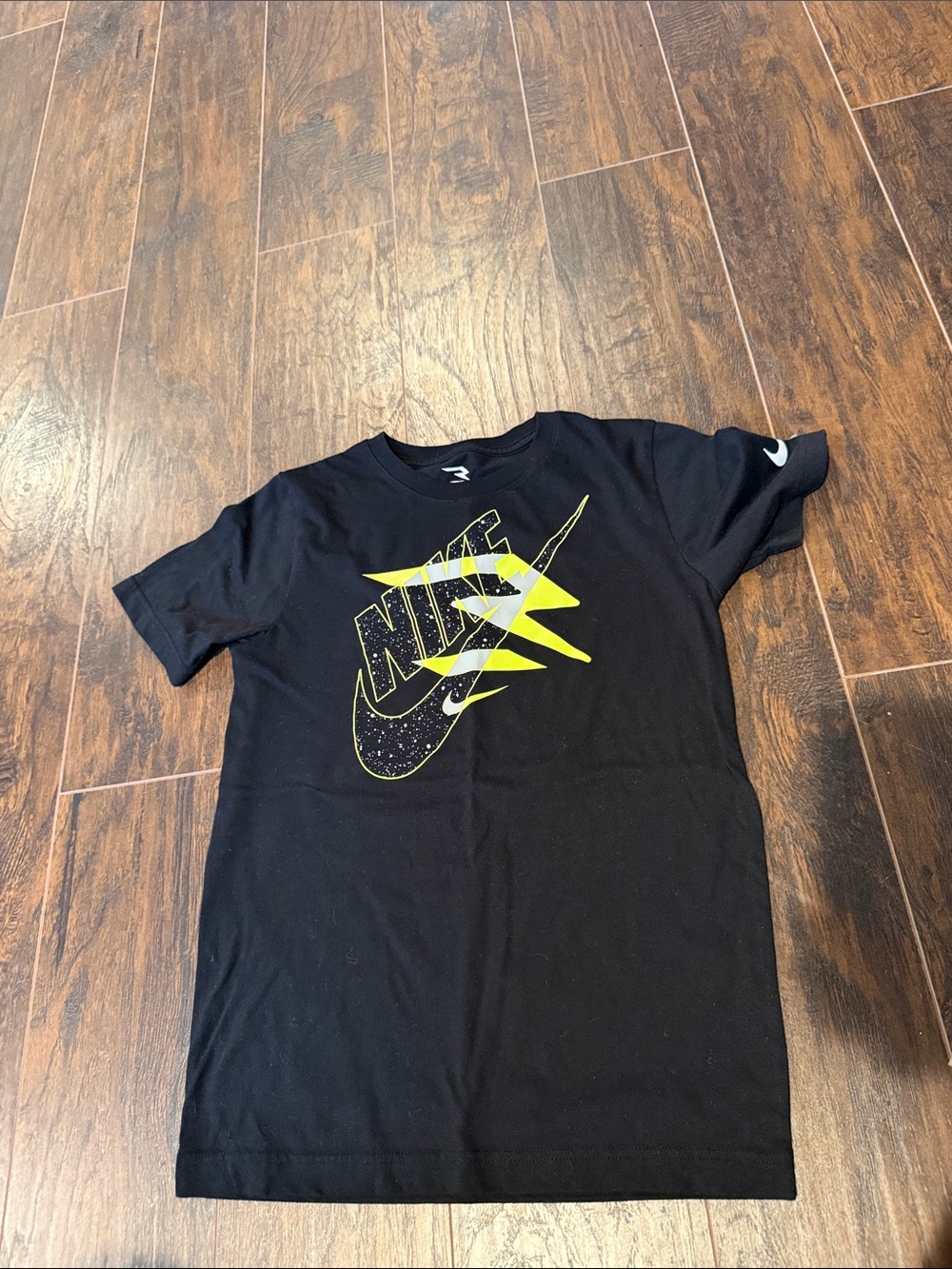 Nike boys black tee large